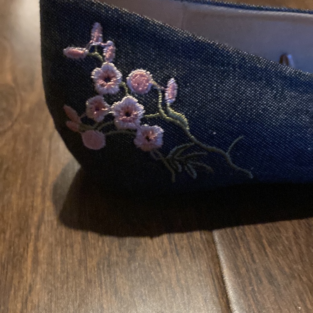 Attention denim with pink flowers flats barely worn size 8 - Picture 4 of 7